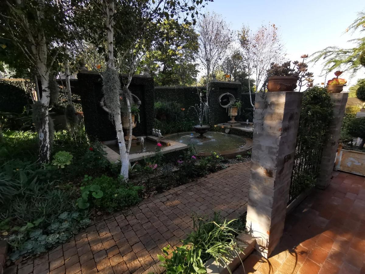 At 98 On Lynburn Guest House Pretoria-Noord Kültér fotó