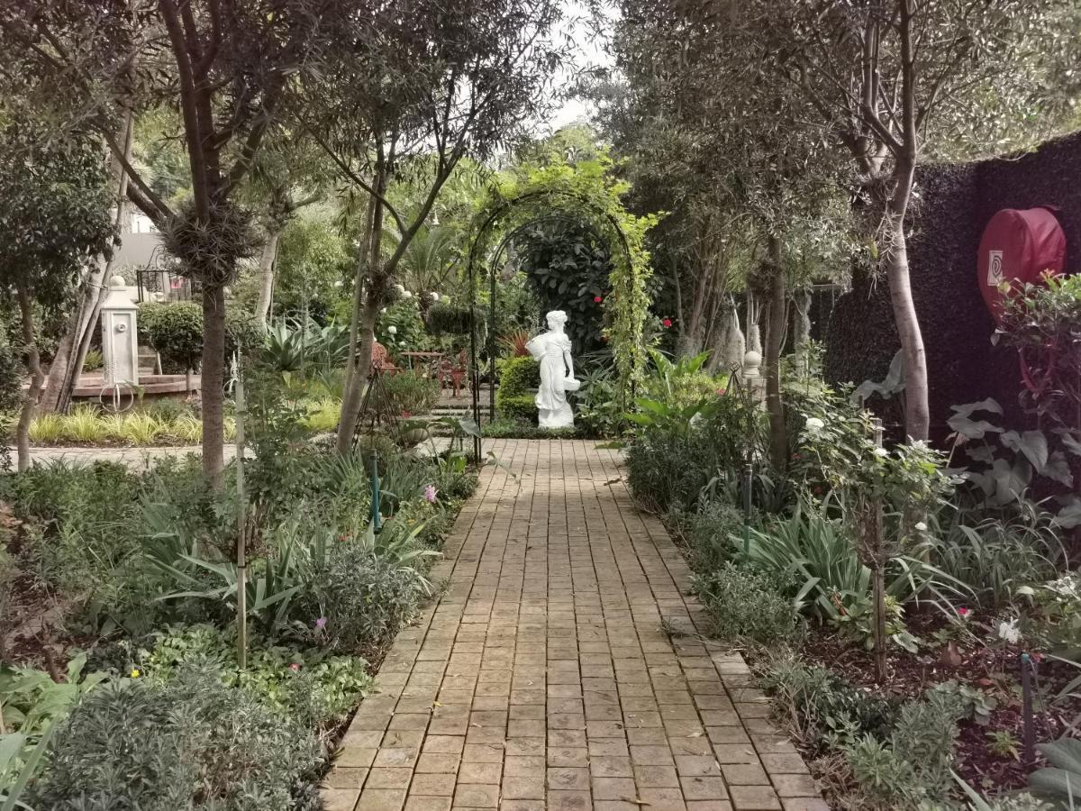 At 98 On Lynburn Guest House Pretoria-Noord Kültér fotó