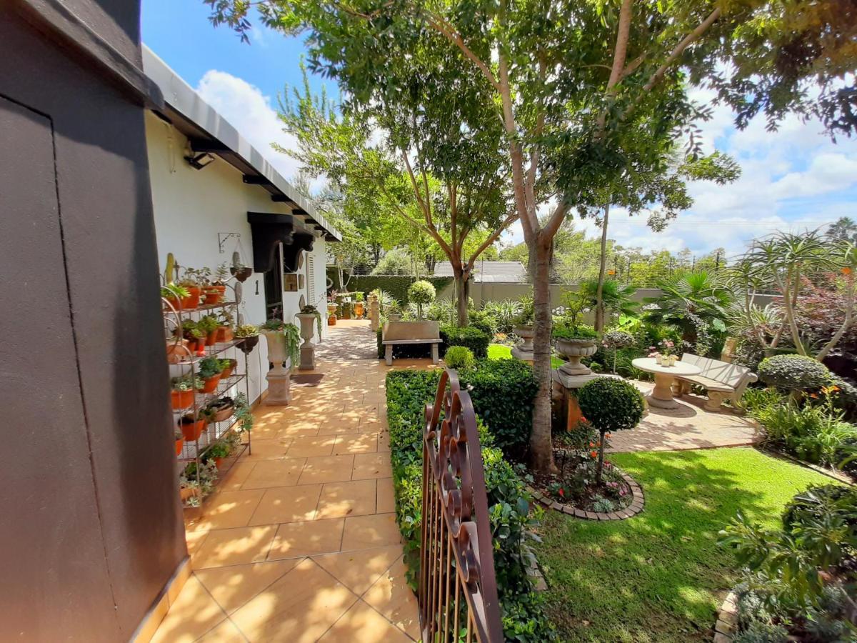 At 98 On Lynburn Guest House Pretoria-Noord Kültér fotó