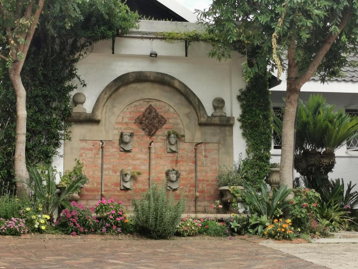 At 98 On Lynburn Guest House Pretoria-Noord Kültér fotó