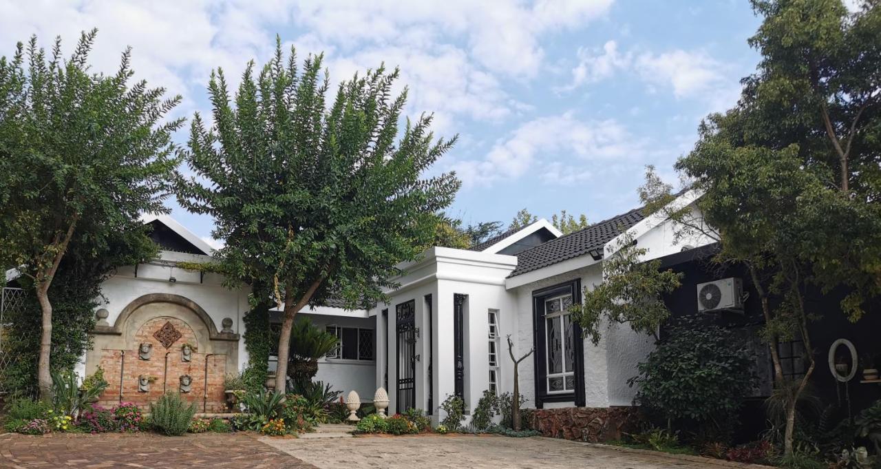 At 98 On Lynburn Guest House Pretoria-Noord Kültér fotó