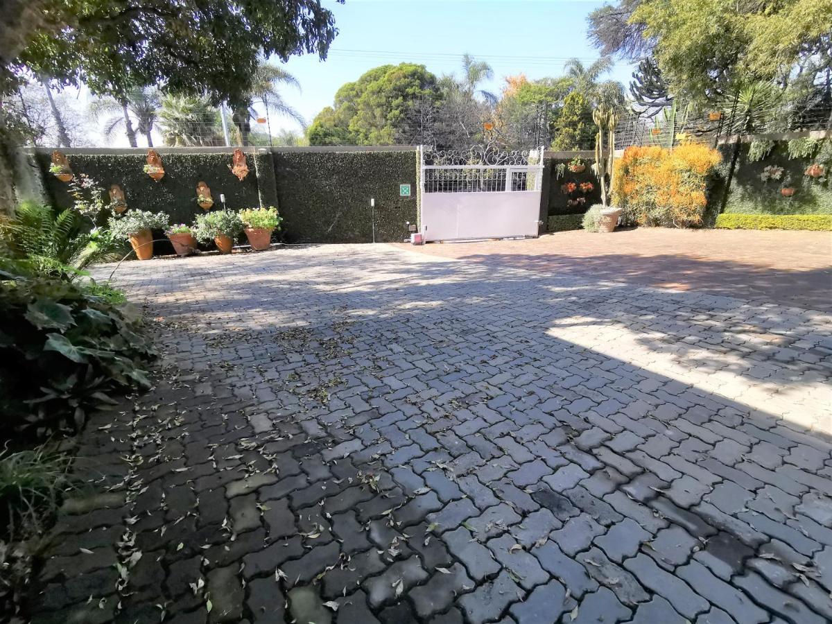 At 98 On Lynburn Guest House Pretoria-Noord Kültér fotó