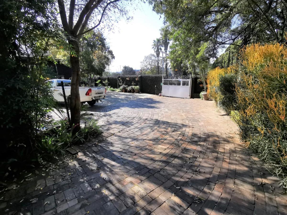 At 98 On Lynburn Guest House Pretoria-Noord Kültér fotó