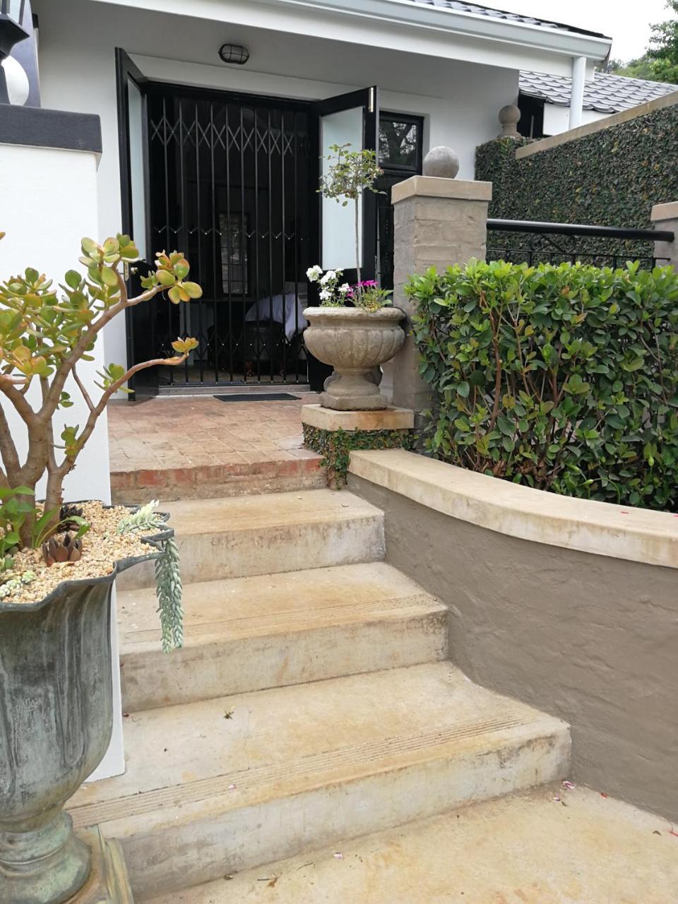 At 98 On Lynburn Guest House Pretoria-Noord Kültér fotó
