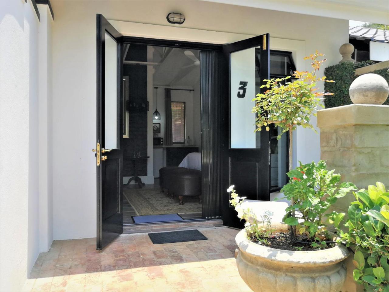 At 98 On Lynburn Guest House Pretoria-Noord Kültér fotó